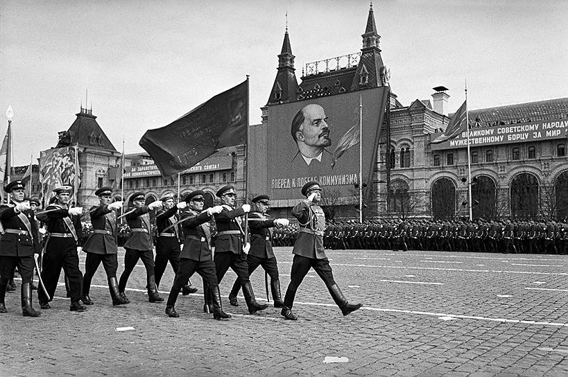 Второй парад в честь Победы прошел только в мае 1965 года при Леониде Брежневе. День Победы долгое время не ставили в один ряд с главными советскими праздниками — 1 Мая и 7 Ноября. 9 мая даже не было объявлено выходным днем. Именно в 1965 году впервые указом президиума Верховного совета СССР 9 мая было объявлено нерабочим днем и впервые по советскому радио и телевидению транслировалась минута молчания