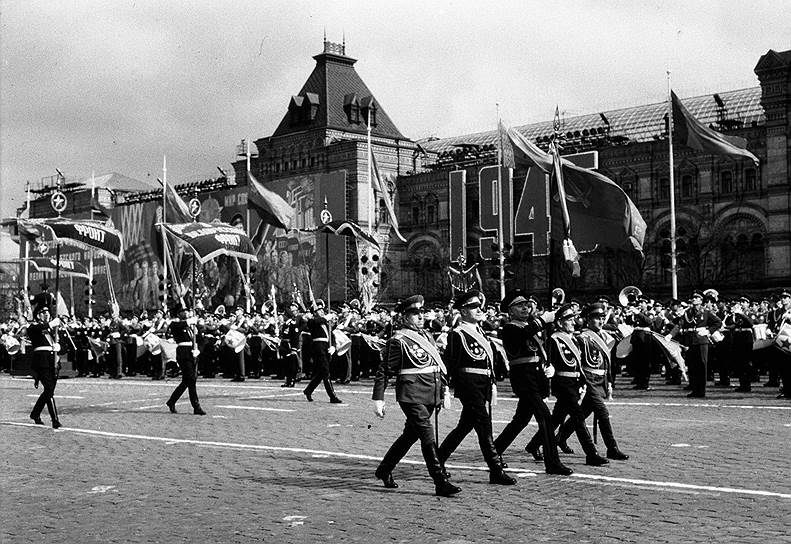 Традиция проведения парада в 1965 году не прижилась, и для демонстрации миру военной мощи СССР продолжил использовать традиционные 1 Мая и 7 Ноября. С 1968 по 1990 год ежегодным оставался только парад в честь годовщины революции, а первомайские торжества проходили в виде демонстраций. В советское время парады в честь Победы проходили в юбилейных 1975 (в том году накануне 9 Мая состоялась премьера песни «День Победы» поэта Владимира Харитонова и композитора Давида Тухманова в исполнении Леонида Сметанникова), 1985 (на фото) и 1990 годах