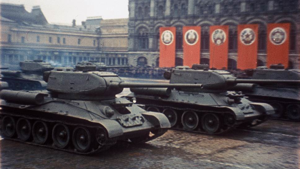 За два часа по Красной площади прошли более 1850 единиц военной техники На фото: средние танки Т-34-85
