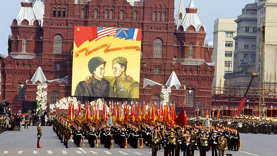 Парад на Красной площади проводился для ветеранов, а на Поклонной горе — для иностранных делегаций, с участием тяжелой военной техники