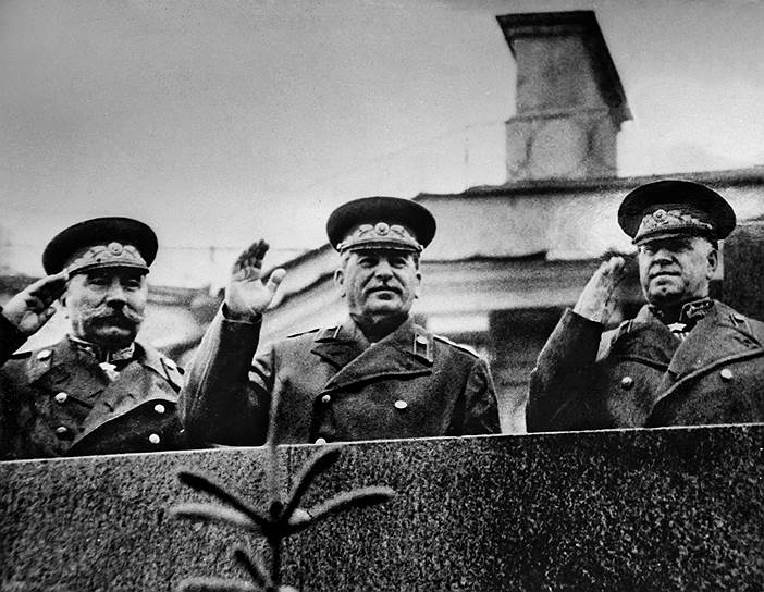 Этот парад, которым командовал маршал Константин Рокоссовский, а принимал маршал Георгий Жуков, стал самым массовым и самым длительным парадом в столице На фото слева направо: Семен Буденный, Иосиф Сталин, Георгий Жуков