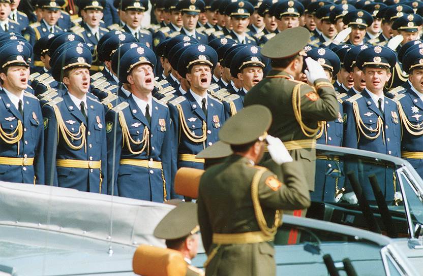 По решению президента РФ Бориса Ельцина 9 мая 1995 года в Москве прошло сразу два парада — на Красной площади и на Поклонной горе. Сам президент успел выступить на обоих. На фото: министр обороны РФ Павел Грачев во время парада Победы на Красной площади