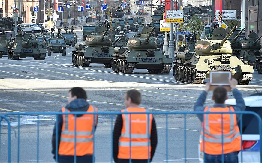 В начале колонны — Т-34. Танк был разработан конструкторским бюро танкового отдела Харьковского завода № 183. Запущен в серийное производство в 1940 году и был основным танком Красной армии до 1944 года