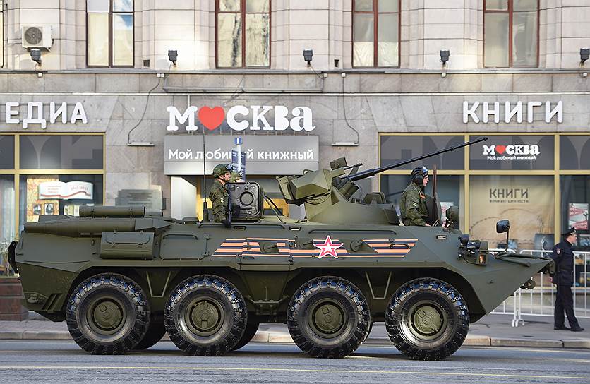 БТР 82А, впервые участвовал в параде в 2013 году, является модификацией БТР-80. Машина впервые была выпущена Арзамасским машиностроительным заводом (АМЗ) в 2009 году. Оснащен пулеметом калибра 7.62 мм и 30-ти мм скоростной пушкой, может стрелять по воздушным и наземным целям на дистанции до трех с лишним километров