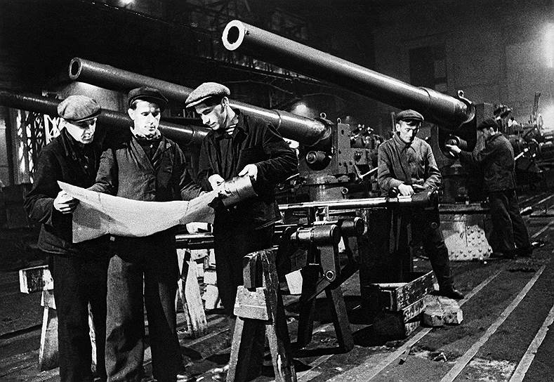 Осенью 1941 года все гражданские заводы страны начали производить продукцию для фронта. В промышленность было мобилизовано около 12 млн человек. За некачественную продукцию наказывали — например, из-за выпуска бракованных артиллерийских снарядов о директоре завода в Чапаевске Сергее Щекотихине была передовица в «Правде», в июне 1942 года его сняли и посадили