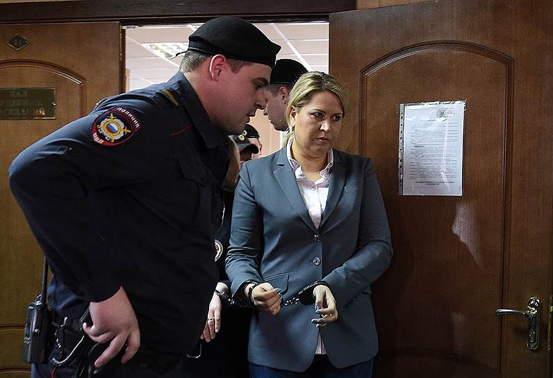 8 мая Пресненский суд завершил продолжавшееся три дня оглашение приговора по первому делу ОАО «Оборонсервис». Бывшая начальница департамента имущественных отношений (ДИО) Минобороны Евгения Васильева и четверо ее сообщников были оправданы по обвинениям в махинациях с непрофильными активами военного ведомства, но сроки получили за аферы с агентскими вознаграждениями, отмывание денег и злоупотребления