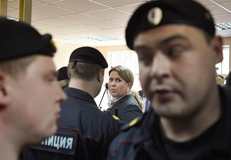 Судья сообщила, что, совершая сделки с военным имуществом, Евгения Васильева вводила в заблуждение бывшего министра обороны Анатолия Сердюкова. Показания самого Сердюкова суду, в которых он называл Евгению Васильеву едва ли не спасительницей вооруженных сил в посткризисный период, Татьяна Васюченко сочла неубедительными и не доказывающими невиновность экс-главы ДИО и других подсудимых