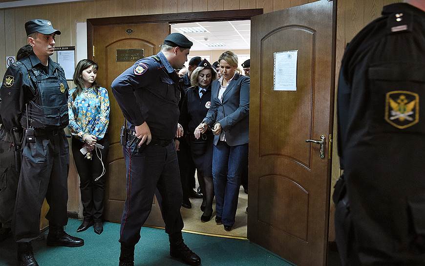 Целью преступной группы, созданной Евгенией Васильевой (в нее входили подсудимые и неустановленные лица), являлось совершение преступлений для личного обогащения