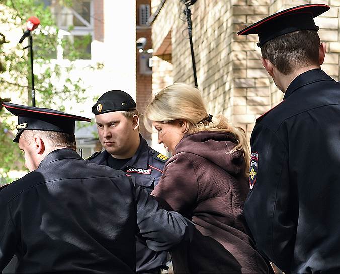 Наручники на Евгению Васильеву надели прямо в зале суда. Евгения Васильева была настолько шокирована происшедшим, что едва не упала, а затем судорожно сняла украшения и передала их адвокату