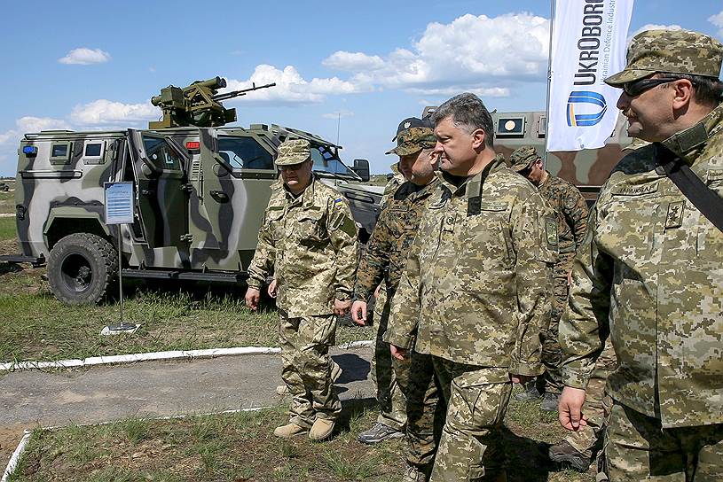 Президент Украины Петр Порошенко (второй справа)