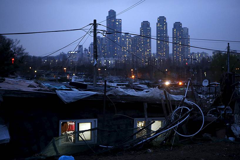 В Сеуле начался снос последних в городе трущоб Гурьонг. Они возникли так же, как и многие другие — в 1988 году при подготовке Олимпиады в Сеуле людей выселяли из их домов и они уходили в трущобы
