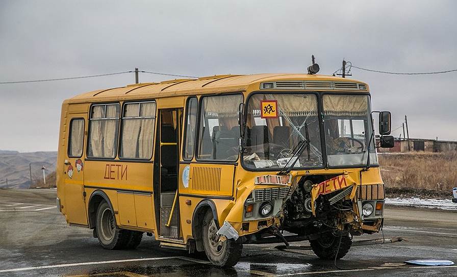 6 ноября 2014 года в Оренбургской области на въезде в город Медногорск водитель экскурсионного автобуса с детьми наехал на стелу. В автобусе находились 19 детей, 7 из которых были доставлены в больницу с различными травмами. Водитель скончался на месте 