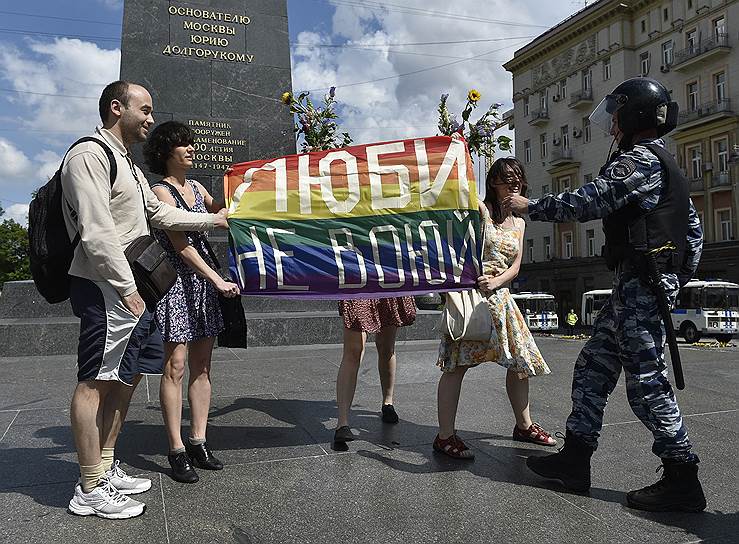 Практически сразу же между ними и православными активистами, пришедшими туда выразить свое несогласие с акцией, завязалась потасовка. Из-за инцидента пришлось перекрыть движение по Тверской улице в обе стороны 