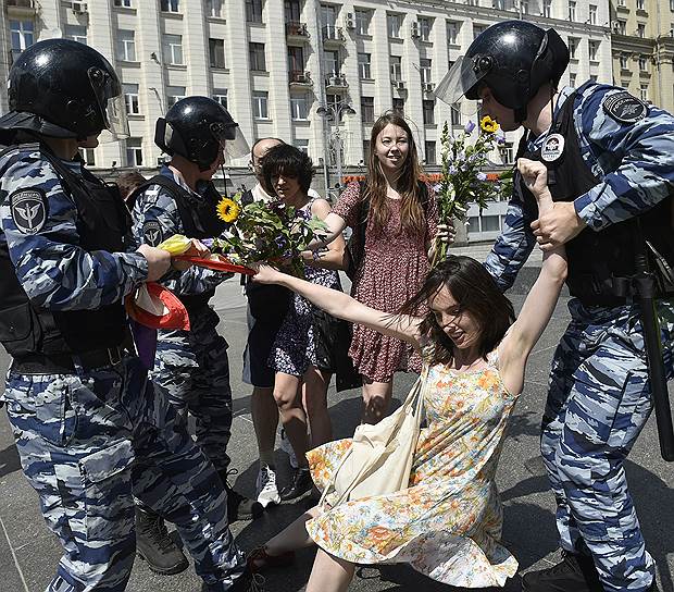 После этого, по данным СМИ, оставшиеся православные активисты собрались у памятника Юрию Долгорукому, повязали на одежду георгиевские ленточки и скандировали «Христос Воскресе!». Присутствовавшие там же представители ЛГБТ-движения вели себя спокойно 
