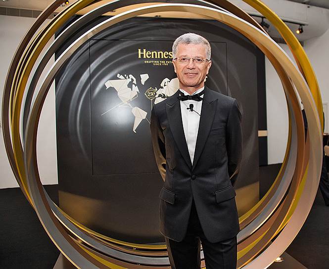 Морис Ришар Хеннесси лично открыл в Новом Манеже выставку "Hennessy 250. Создавая будущее с 1765 года", посвященную бизнесу его семьи