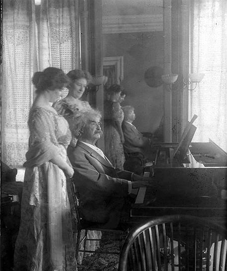 «Единственная разница между налоговиком и таксидермистом в том, что таксидермист оставляет шкуру»  Марк Твен пришел к выводу: от операции с ценными бумагами следует воздерживаться в двух случаях — если у вас нет средств и если они у вас есть. Он закрыл дом в Хартфорде и сначала уехал с семьей в Европу, а затем отправился в мировое турне с лекциями. Оно оказалось на удивление успешным, что позволило ему к январю 1898 года сполна рассчитаться с кредиторами, чего он, кстати, объявив себя банкротом, делать был не обязан.  На фото: Марк Твен с дочерью Кларой и ее подругой мисс Мари Николь  
