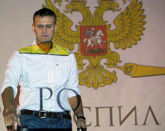 В конце 2009 года Алексей Навальный начал публиковать серию разоблачительных постов в «Живом журнале»: обвинил ВТБ в покупке по завышенной цене 30 буровых установок, «Транснефть» — в хищениях при строительстве трубопроводной системы Восточная Сибирь—Тихий океан. В декабре 2010 года создал проект «РосПил» для борьбы со злоупотреблениями в государственных закупках, а затем — еще несколько аналогичных проектов