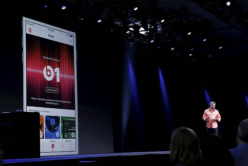 Предполагается, что сервис Apple Music составит на мировом уровне конкуренцию шведскому Spotify, который пока откладывает свой запуск в России На фото: старший вице-президент компании Apple по программному обеспечению Эдди Кью