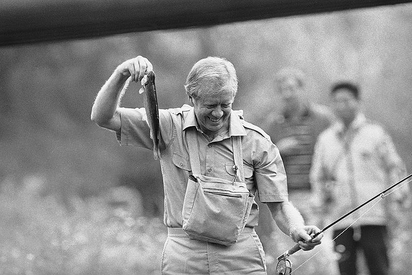39-й президент США Джимми Картер — профессиональный рыбак и часто прилетает на рыбалку в Россию, в Мурманскую область или на Кольский полуостров. В 2004 году он сплавлялся по одной из крупнейших на Камчатке реке Жупанова и поймал 63-сантиметровую камчатскую семгу, что даже среди местных опытных рыбаков считается большой удачей 