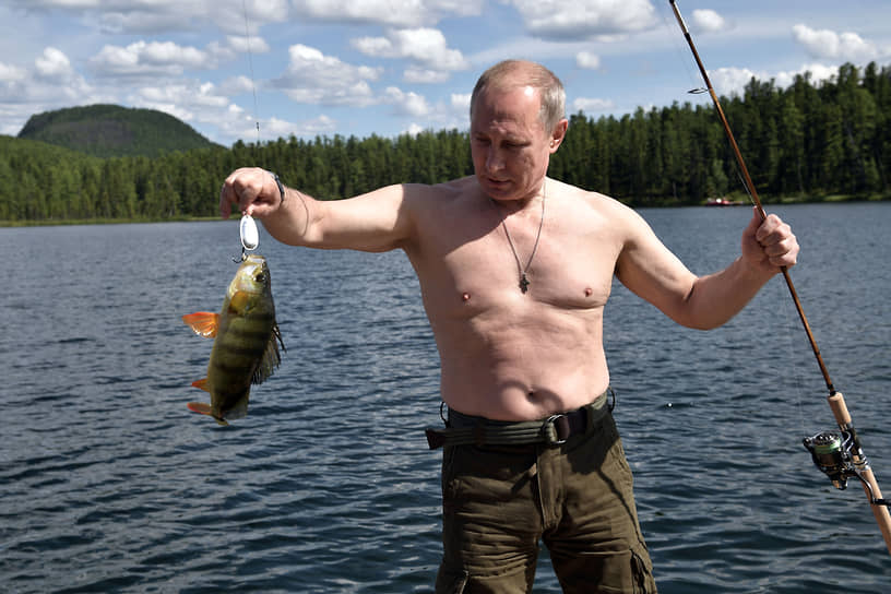 Президент РФ Владимир Путин на рыбалке в Туве в августе 2017 года. Самой большой улов у президента был в Туве в 2013 году — тогда на крючок Владимира Путина попалась щука весом 21 кг 