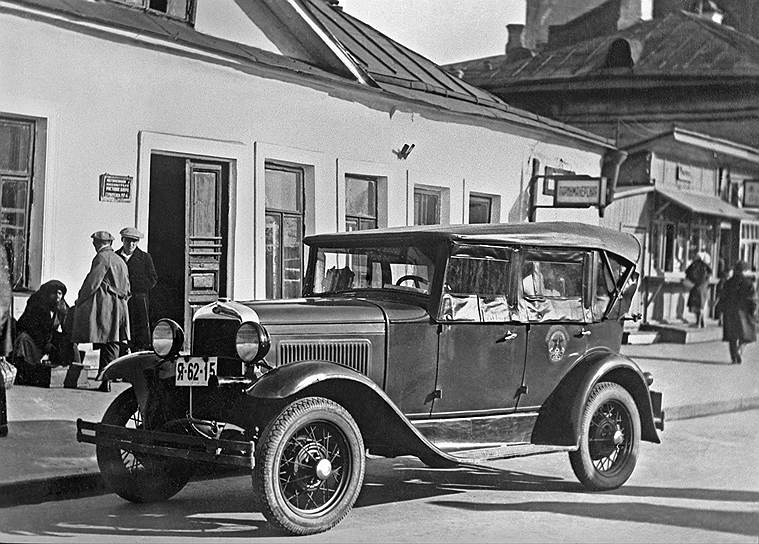 24 июня 1925 года, на третий день работы такси в СССР газета «Рабочая Москва» писала: «Требования на таксометры значительно превышают возможность удовлетворения. На многочисленные заказы по телефону гараж вынужден давать отрицательные ответы, так как свободных таксометров в гараже нет». В такси действовала сложная система тарифов, так что таксистам выдавалась «шпаргалка»: за одного пассажира один тариф, за двух — другой. В довоенной Москве 1 км проезда в такси стоил 1 рубль (в тот период проезд в метро стоил 50 коп., в троллейбусе — 40 коп.). Если пассажир уезжал за город и не возвращался, он был обязан оплатить обратный путь такси