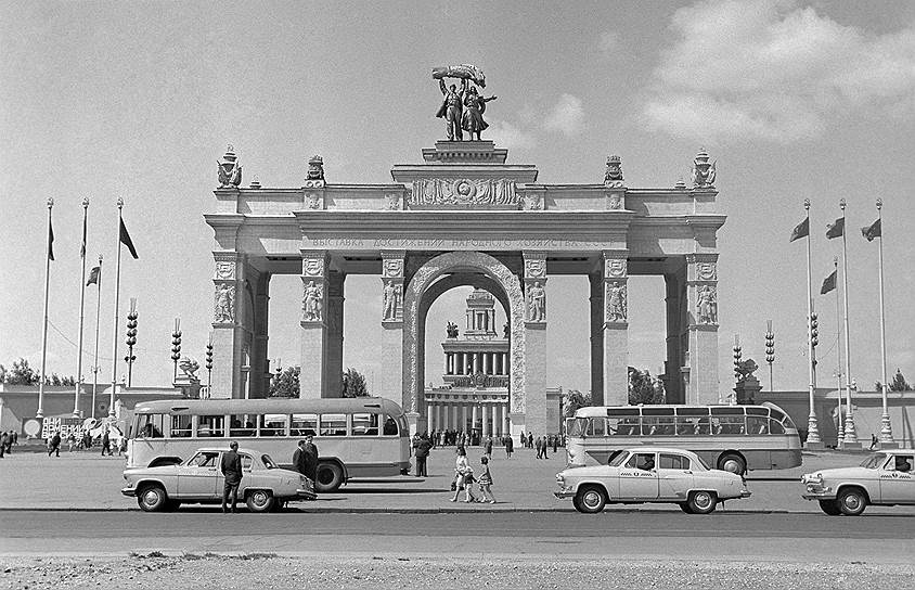 С «оттепелью» в такси пришли три новых автомобиля. В 1956-м появился «Москвич-402», в парки начали поступать «Волги», появились грузовые такси. В 1968 году крыши таксомоторов окрасили в красно-оранжевый цвет. За это московские такси прозвали «красными шапками»
