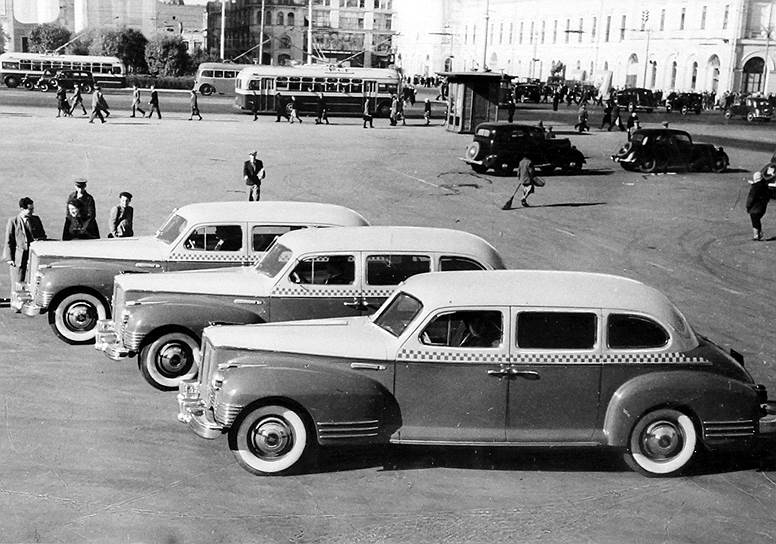 В 1929 году первые Renault сменили автомобили Ford, которые начали собирать под Горьким. Для такси выбрали четырехдверный кузов — лимузин с перегородкой. Рядом с шофером сиденья не было: там оставили площадку для багажа. В пассажирском салоне помимо трехместного дивана ставили маленькое откидное сиденье на перегородке. Но эта компоновка не прижилась: пассажиров не устраивало, что нельзя ехать рядом с шофером. Новые такси Ford были двухцветные: верх бежевый, низ — темно-синий. Привыкшие к черным машинам водители прозвали Ford «сорокой» На фото: такси ЗИС-110, выпускавшиеся с 1945 года до начала 1960-х