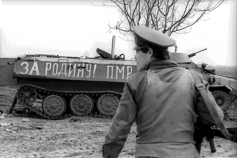 Против образования ПМССР выступили как в Кишиневе, так и в СССР. Решения о провозглашении Гагаузской Республики и ПМССР считались не имеющими юридической силы. Вскоре в Приднестровье были направлены отряды милиции из Кишинева, что вызвало многочисленные протесты. Во время митинга в Дубоссарах 2 ноября 1990 года был заблокирован мост через Днестр. Кишиневская милиция начала разгон митинга с применением слезоточивого газа, впервые с начала конфликта было применено оружие. Три человека были убиты, 16 ранены. Вечером того же дня по приказу ОСТК все въезды в город были блокированы