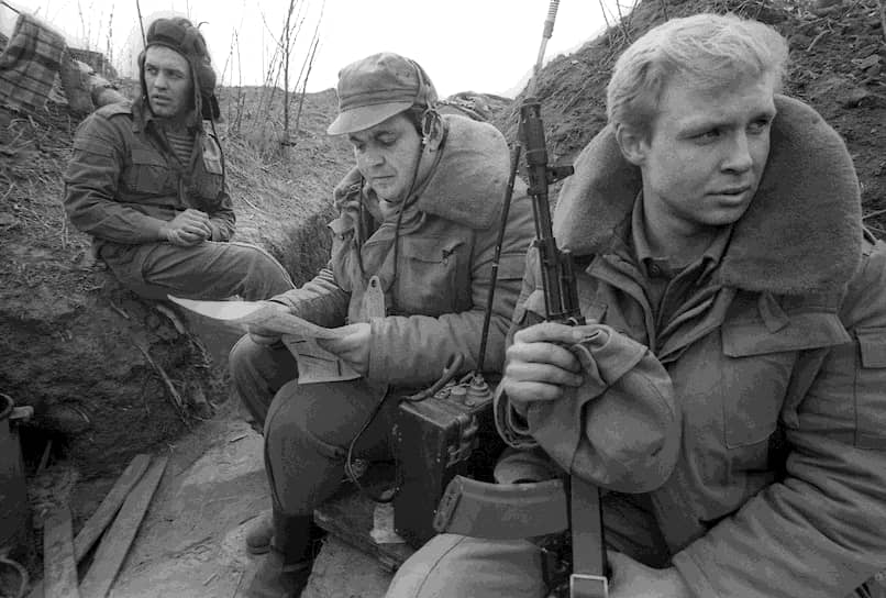 В июле 1990 года «Народный фронт» выступил с требованием о переименовании Молдавии в Румынскую Республику Молдова, на что резко отрицательно отреагировали жители Приднестровья и Гагаузии. Они провели референдумы, на которых проголосовали за провозглашение молдавского, русского и украинского (в Гагаузии — молдавского, гагаузского и русского) официальными языками. Кроме того, городской совет Тирасполя отказался подчиняться руководству ССР Молдовы. 19 августа была провозглашена независимость Гагаузии, а 2 сентября 1990 года была образована Приднестровская Молдавская Советская Социалистическая Республика в составе СССР (ПМССР)