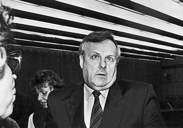 1993 год. Депутат Верховного совета народных депутатов Анатолий Собчак отвечает на вопросы журналистов в коридоре кремлевского Дворца съездов