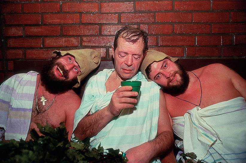 1994 год. Писатель-сатирик Аркадий Арканов (в центре) во время отдыха в бане