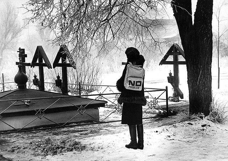 1994 год. Девушка с рюкзаком на котором написано «Нет проблем» смотрит на святые захоронения в монастыре Оптина Пустынь