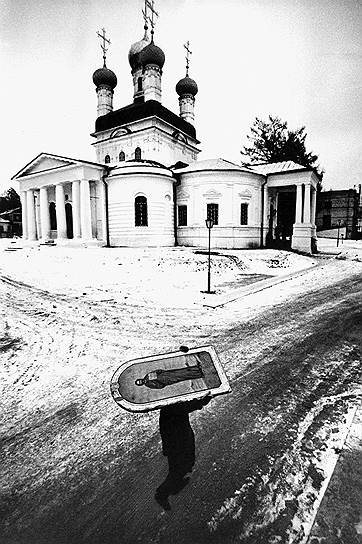 1994 год. Монах несет икону в монастыре Оптина Пустынь