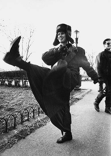1994 год. Девушка в солдатской шинели и шапке с сигаретой во рту марширует на улице