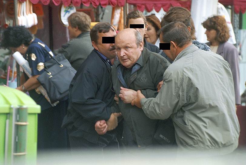 1998 год. Задержание сотрудниками московской милиции карманного вора с поличным на одном из оптовых рынков города: оперативники схватили вора с украденным кошельком его жертвы