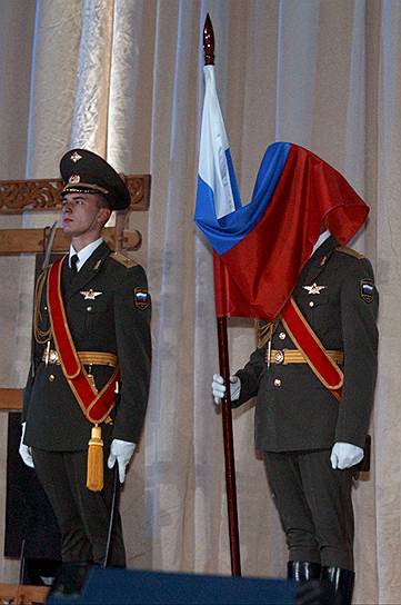 2004 год. Почетный караул во время торжественной церемонии награждения российской общественной наградой - знаком ордена Святого Александра Невского «За труды и Отечество». Церемония состоялась в зале церковных соборов Храма Христа Спасителя