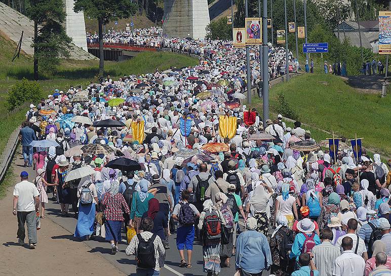 16 июня. Госдума разрешила иностранцам участвовать в крестном ходе. Депутаты не поддержали законопроект о запрете иностранным гражданам участвовать в митингах