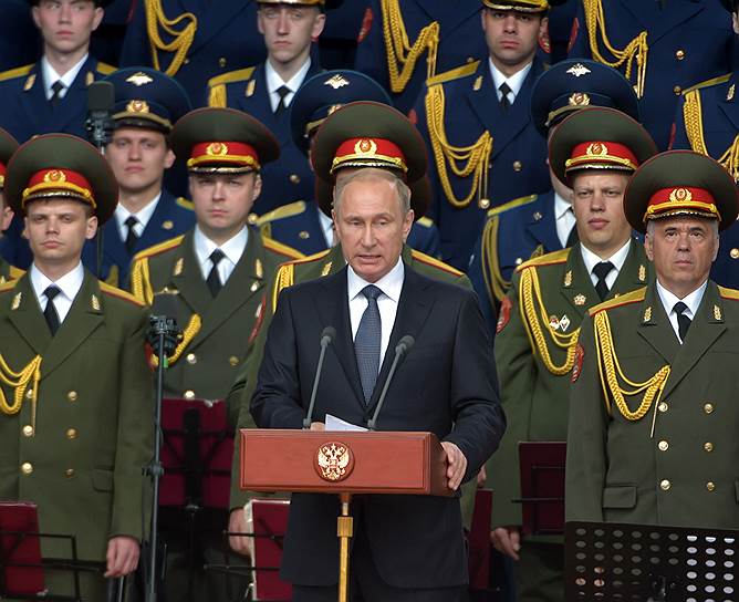 16 июня. Владимир Путин принял участие в церемонии открытия международного военно-технического форума «Армия-2015». Его проводит Министерство обороны, он продлится до 1 июля. Мероприятие проходит на базе военно-патриотического парка культуры и отдыха вооруженных сил РФ «Патриот» в подмосковной Кубинке