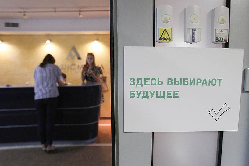 15 июня. Демократическая коалиция провела праймериз в Новосибирской области. Победителями стали руководитель регионального отделения РПР—ПАРНАС Егор Савин, один из создателей первомайских новосибирских монстраций Артем Лоскутов и бизнесмен Сергей Бойко