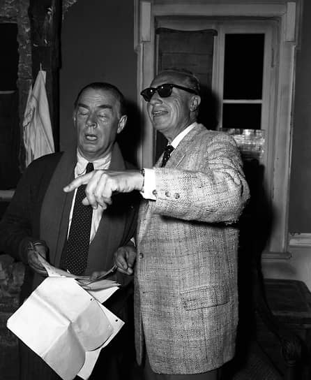 В 1932 году писатель переехал во Францию, позднее, в 1937 году — в США. Пришедшие к власти нацисты наложили запрет на сочинения Ремарка и демонстративно сжигали их. После этого проживание в Германии для Эриха Марии стало невозможным, его лишили немецкого гражданства. Оставшуюся на родине старшую сестру казнили за антифашистские высказывания. В эмиграции Ремарк продолжал писать романы «потерянного поколения» — молодых людей, чью жизнь искалечила война: в 1938 году он начал работать над романом «Триумфальная арка», опубликованным в 1945-м. В 1939 году издаются романы «Возлюби ближнего своего» и «Три товарища»
