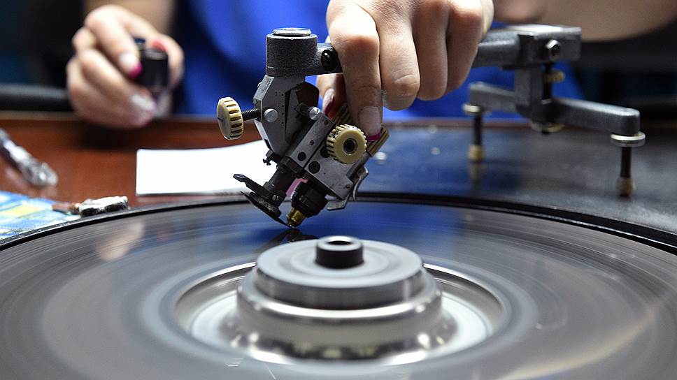 На гранильных дисках полируют алмаз и удаляют все царапины