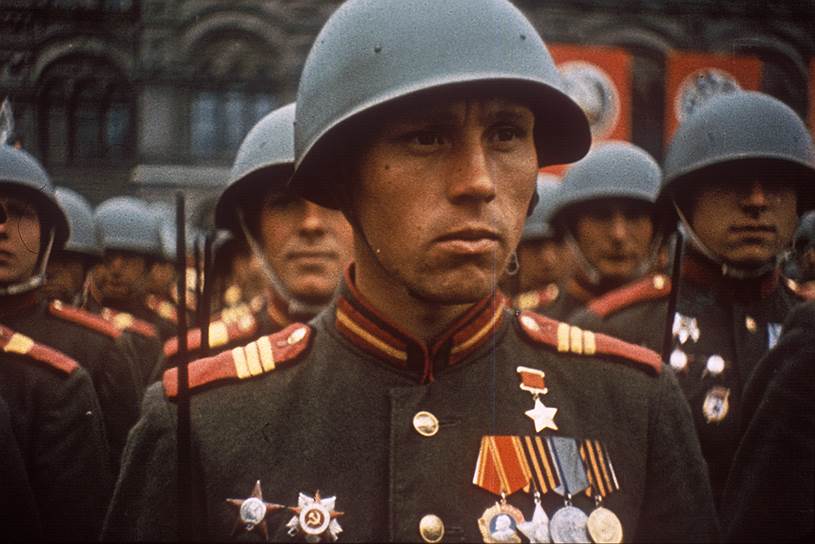 22 июня 1945 года в газетах был опубликован приказ Верховного главнокомандующего Иосифа Сталина № 370: «В ознаменование Победы над Германией в Великой Отечественной войне назначаю 24 июня 1945 года в Москве на Красной площади парад войск действующей армии, Военно-Морского Флота и Московского гарнизона — Парад Победы». Месяцем ранее Сталин отказался от предложения Генштаба провести парад в июле 1945-го. Два месяца подготовки для Парада Победы были слишком долгим сроком 