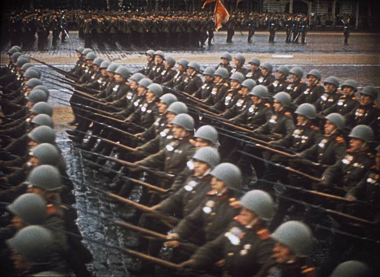 Знамя Победы прибыло в Москву из Берлина 20 июня 1945 года, но в параде участия не принимало. Водрузившие его над рейхстагом и направленные в Москву знаменосец Неустроев и его помощники Егоров, Кантария и Берест прошли на репетиции очень плохо. В горниле войны было не до строевой подготовки, к тому же, Степан Неустроев, командир батальона 150-й Идрицо-Берлинской стрелковой дивизии пережил несколько ранений. Его ноги были повреждены. От выноса знамени отказались. Впервые оно приняло участие в параде только в 1965 году 