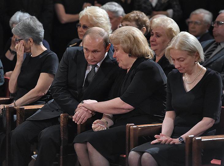 Президент России Владимир Путин (второй слева), вдова политика Евгения Примакова Ирина (вторая справа) и дочь Нана (справа) 