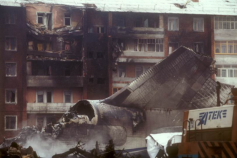 6 декабря 1997 года через 20 секунд после взлета из аэропорта Иркутска из-за отказа двигателей рухнул на жилые дома грузовой самолет Ан-124 «Руслан» ВВС России. На борту находились 17 членов экипажа и 6 представителей иркутского авиазавода. На земле погибли 49 человек 