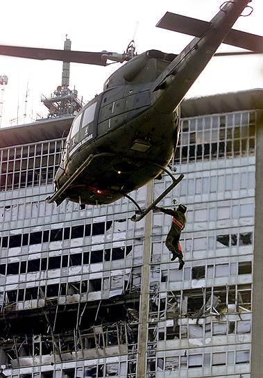 18 апреля 2002 года в небоскреб в Милане врезался частный легкомоторный самолет Rockwell Commander 112. В результате инцидента погибли три человека  