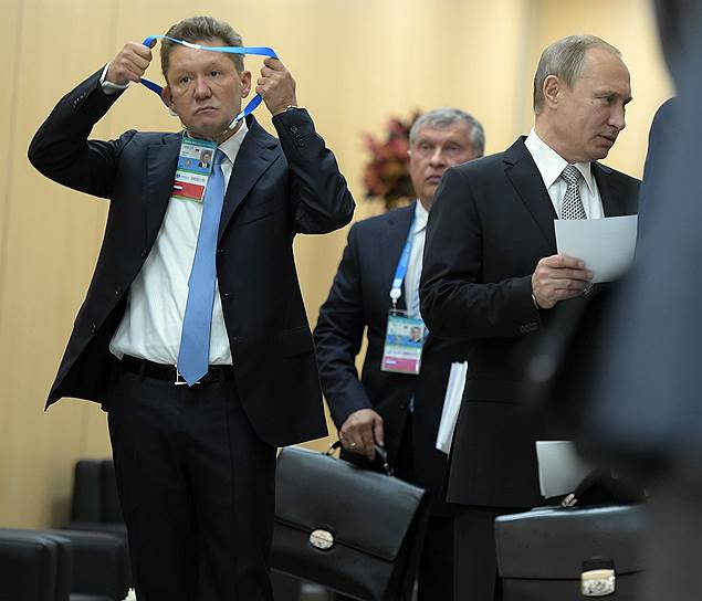 Слева направо: председатель правления ОАО "Газпром" Алексей Миллер, президент, председатель правления ОАО "НК "Роснефть" Игорь Сечин и президент России Владимир Путин 