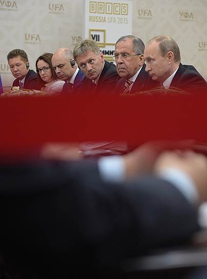 Слева направо: председатель правления ОАО "Газпром" Алексей Миллер, председатель Центрального Банка России Эльвира Набиуллина, министр финансов России Антон Силуанов, заместитель руководителя администрации президента России, пресс-секретарь президента Дмитрий Песков, министр иностранных дел России Сергей Лавров и президент России Владимир Путин  