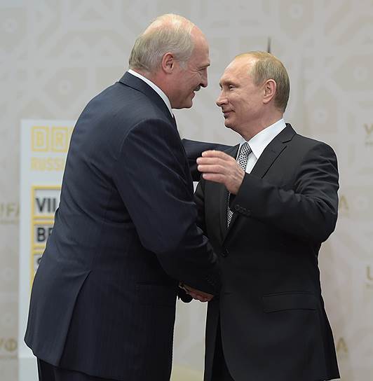 Президент Белоруссии Александр Лукашенко (слева) и президент России Владимир Путин  