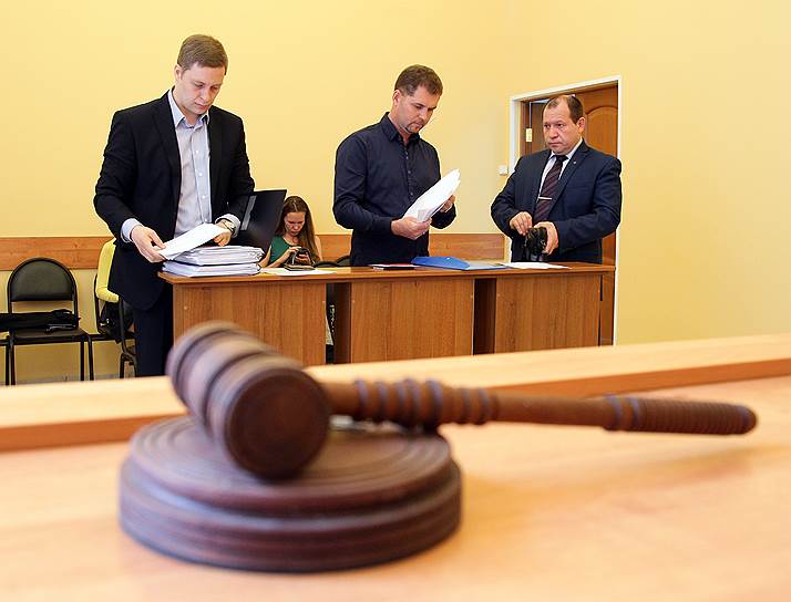 Судебный процесс по заявлению Комитета против пыток об отмене решения суда Советского района. Заявители слева направо: юрист КПП Дмитрий Казаков, адвокат Рамиль Ахметгалеев и Каляпин Игорь, председатель международного Комитета против пыток